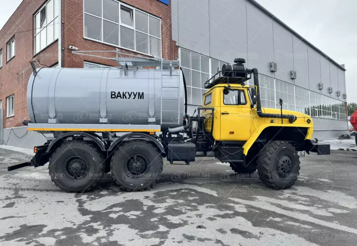 Вакуумная машина МВ-8 на шасси Урал 4320 (насос КО-505)