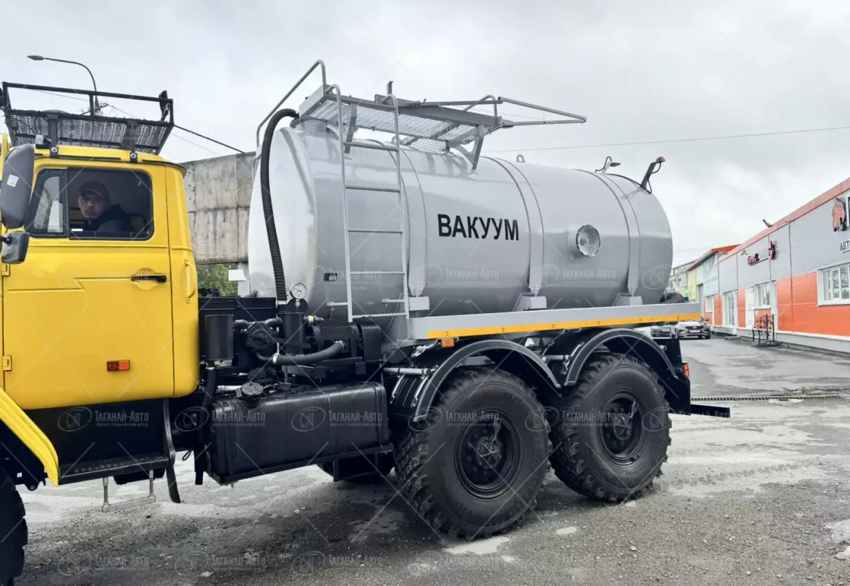 Вакуумная машина МВ-8 на шасси Урал 4320 (насос КО-505)