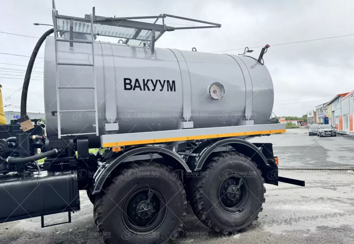 Вакуумная машина МВ-8 на шасси Урал 4320 (насос КО-505)