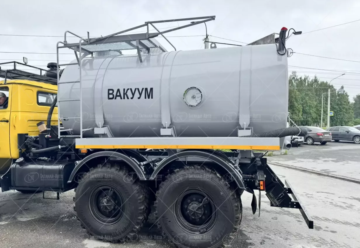 Вакуумная машина МВ-8 на шасси Урал 4320 (насос КО-505)