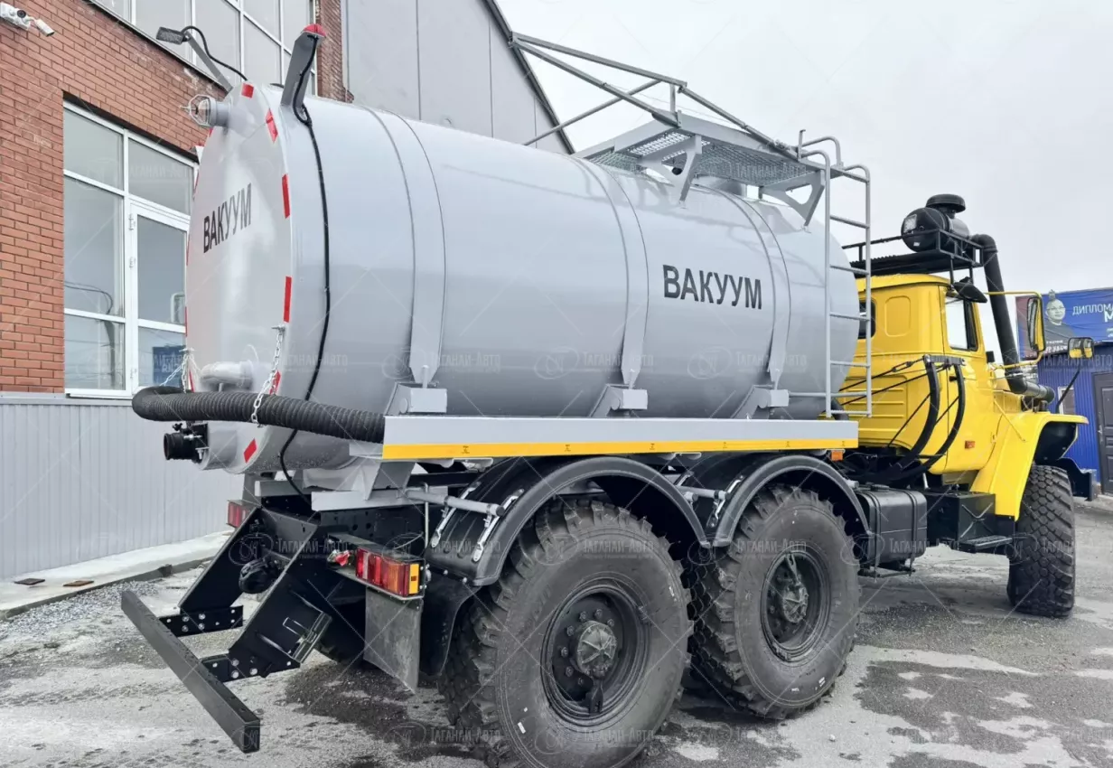 Вакуумная машина МВ-8 на шасси Урал 4320 (насос КО-505)