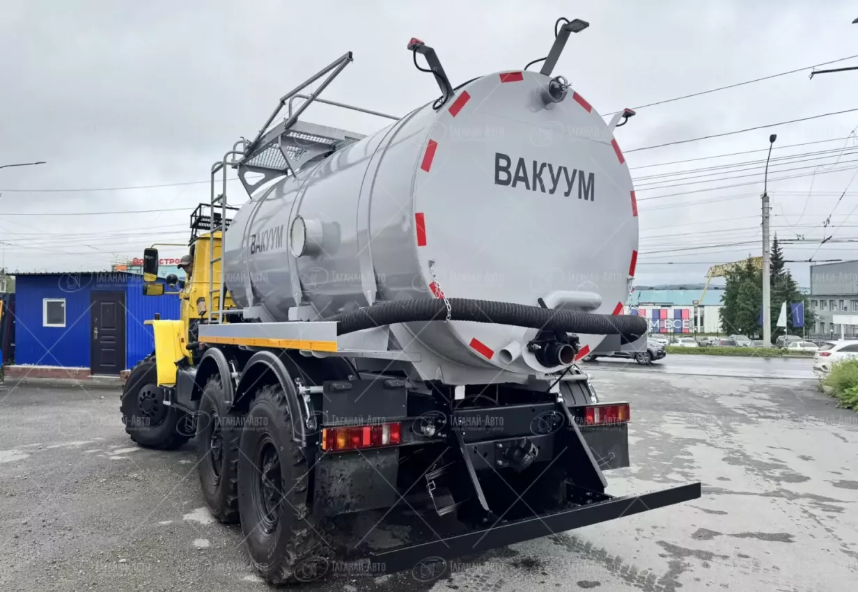 Вакуумная машина МВ-8 на шасси Урал 4320 (насос КО-505)