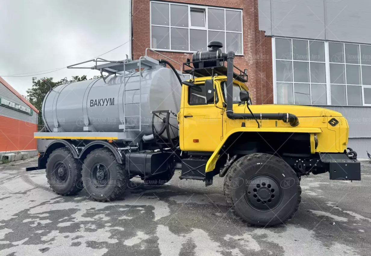 Вакуумная машина МВ-8 на шасси Урал 4320 (насос КО-505)